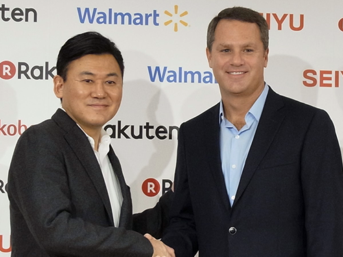 提携を発表した楽天の三木谷社長（写真左）とウォルマートのダグ・マクミロンCEO